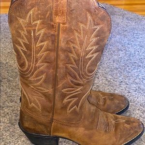 I am selling my cowgirl boots size 7 .